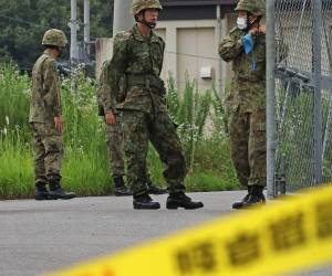 Un nuevo recluta militar disparó y mató a dos compañeros soldados e hirió a un tercero en el campo de entrenamiento en el centro de Japón.