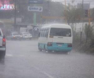 Por más de una hora en Tegucigalpa, capital de Honduras, se han reportado intensas lluvias que han dejado varias calles inundadas y tráfico lento.