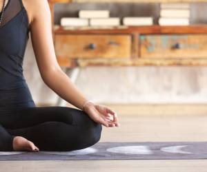 El yoga ayuda a desarrollar mayor resiliencia y promueve la calma frente a emergencias. Es beneficioso cuando trata de despejar la mente ante situaciones adversas.