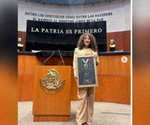 Cesia Sáenz se mostró muy feliz y agradecida al momento de haber recibido la medalla en honor a trayectoria profesional.