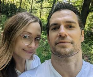 Henry Cavill, conocido por su papel como Superman, y su novia Natalie Viscuso, han causado revuelo tras ser vistos con una pronunciada barriga de embarazo. Aquí los detalles.