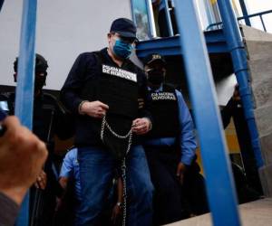 Imagen de archivo que muestra el momento en que Hernández era trasladado a su celda tras ser detenido en Honduras.