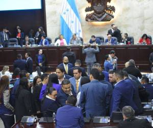 Imagen de archivo de algunos diputados de la bancada del Partido Nacional mientras sostenían una breve reunión previo al inicio de la sesión legislativa.