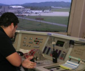 Las personas que pasen todos los programas tendrán oportunidad de trabajar como controlador de tránsito aéreo.