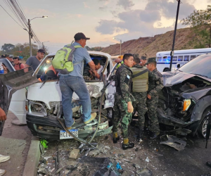 En horas de la mañana de este miércoles -13 de marzo - se registró un fatal accidente entre un vehículo tipo entre pick-up y bus escolar, dejando al menos cuatro heridos a la altura del Aeropuerto Internacional Toncontín en Tegucigalpa.