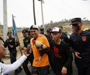 Este día, en la recta final del reto por la educación, el gallo volvió a figurar y fue captado en medio de la multitud mientras iba en brazos del tiktoker Supremo.