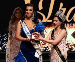 Amelia Vega D’ Sánchez, la primera mujer transgénero hondureña en convertirse en azafata, logró alzarse con el título de Miss Queen Universe en la reciente edición del certamen Miss Universo Trans, celebrado el 6 de diciembre en Nueva Delhi, India.