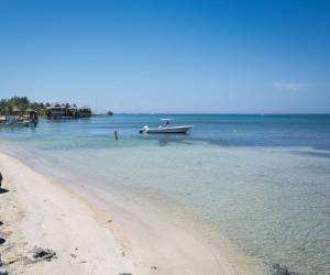 Las playas de Honduras son grandes generadoras de ingreso para el país, pues tanto el turismo interno como el externo deja grandes flujos.
