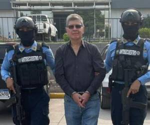 Momento en que las autoridades policiales trasladaban al detenido tras su captura en La Granja.