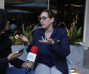 Marie Lemineur del departamento de Salvaguardia y Protección de la Niñez de FIFA llega a Honduras