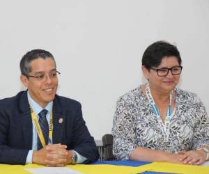 El rector Odir Fernández y la ministra Carla Paredes firmaron un acuerdo institucional con el cual se busca mejorar las condiciones en el Hospital Escuela para los estudiantes de las carreras en salud.