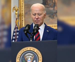 El presidente Joe Biden hace una pausa mientras habla sobre el colapso del puente de Baltimore, Maryland, en la Sala Roosevelt de la Casa Blanca en Washington, DC, el 26 de marzo de 2024.