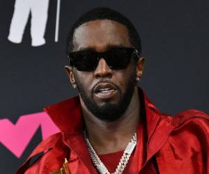 Sean Combs, Conocido como Puff Daddy o Diddy, es un famoso rapero estadounidense que en los último años se ha visto envuelto en polémicas por agresiones y tráfico sexual. Actualmente los gentes del federal Departamento de Investigaciones de Seguridad Nacional (HSI), fuertemente armados, irrumpieron las lujosas mansiones del rapero para una investigación, que aún no se ha sido revelada.