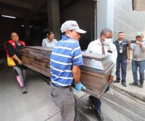 Momentos en que los familiares retiran de Medicina Forense el cadáver de Jaime Noé Osorio Lanza y lo trasladaron a Olancho.