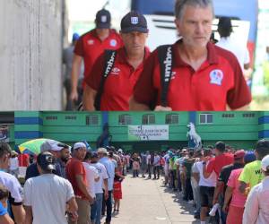 ¡Fiebre en Olancho! Los aficionados con el corazón partido, Samuel García llegó fachero y el enmascarado que asombró afuera del Juan Ramón Brevé. FOTOS: Andro Rodríguez | Erlin Varela.