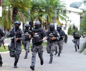 Un escuadrón de la policía ecuatoriana ingresa a las instalaciones del canal de televisión TC de Ecuador después de que hombres armados no identificados irrumpieran en el estudio de televisión estatal en vivo