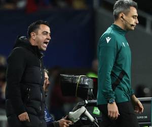 Xavi Hernández se molestó e hizo fuertes reclamos al árbitro, por lo que se fue expulsado.