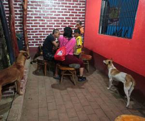 Migrantes venezolanos comen comida tradicional durante una parada de su autobús que los lleva a la frontera entre Nicaragua y Honduras