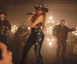 La barranquillera bailó al estilo único de Selena Quintanilla en su nuevo tema musical denominado “Entre Paréntesis”.