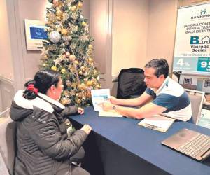 Varios hondureños han acudido a pedir información sobre préstamos de vivienda con fondos Banhprovi en los consulados móviles