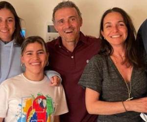 Ada Marisol Pérez se ha convertido en una pieza clave para la familia de Luis Enrique. En la foto posa muy feliz junto al técnico español, su esposa Elena Cullell, su hija Sira Martínez y el futbolista del Barça Ferran Torres.