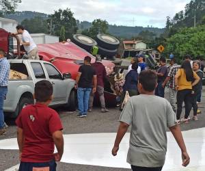 Rastra colisiona contra varios vehículos y deja a conductor atrapado en la CA-5 en Comayagua