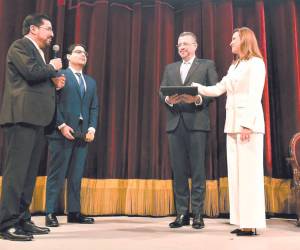 La juramentación de Ana Sánchez en San José contó con la presencia del presidente de Costa Rica, Rodrigo Chaves.