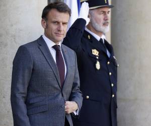 El presidente de Francia, Emmanuel Macron, espera la llegada del primer ministro de Albania antes de un almuerzo de trabajo en el Palacio presidencial del Elíseo, en París.