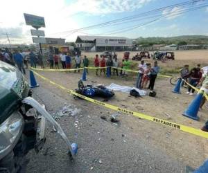 Los familiares de la víctima llegaron a inmediaciones de la colonia Flor del Campo del municipio de San Manuel para reconocer el cuerpo de la víctima.