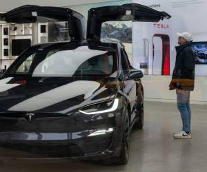 El fabricante de vehículos eléctricos estadounidense Tesla anunció este miércoles resultados por debajo de lo esperado para el cuarto trimestre, afectado por un descenso del precio de venta de sus productos.