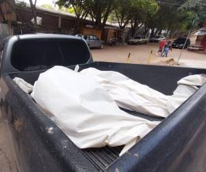 Dentro de estas bolsas fueron colocados los cuerpos de la madre y su hijo para ser llevados a la morgue en la capital de Honduras.