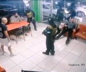 Momento en que hombres vestidos de la Dipampco asaltan autolote en San Pedro Sula