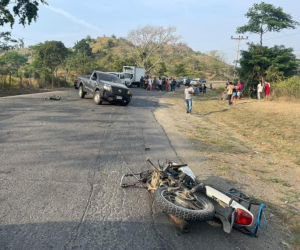 La motocicleta quedó tirada en el pavimento de la carretera donde ocurrió el accidente.
