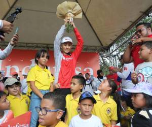 El youtuber japonés Shin Fujiyama es recibido con aplausos al llegar a la meta en Tegucigalpa después de correr 250 km por la educación. Redes sociales lo elogian por su compromiso y el japonés se conmueve hasta las lágrimas.