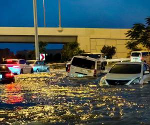 Las inusuales lluvias torrenciales en Dubái provocaron inundaciones en las modernas autopistas y caos en el aeropuerto. Estas son las imágenes de lo que ocurre en esta parte del mundo.