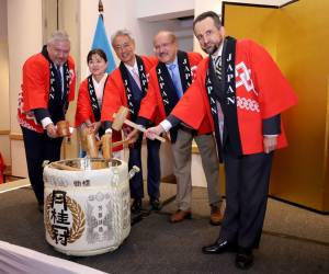 Con motivo de festejar el sexagésimo cuarto (64) aniversario del natalicio de su majestad el emperador del Japón, Naruhito, el embajador Jun Nakahara ofreció una distinguida recepción en el Hotel Real InterContinental de Tegucigalpa el pasado 22 de febrero. En la imagen: Eduardo Enrique Reina, Saori Nakahara, Jun Nakahara, Hugo Noé Pino y Rodolfo Pastor de María.