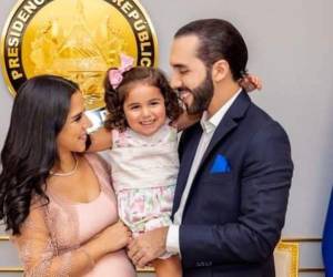 La pareja presidencial salvadoreña junto a su primera hija, Layla.