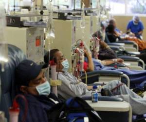 Los pacientes continúan recibiendo atenciones en Diálisis SA, sin embargo, el martes protagonizaron una protesta en la CA-5.