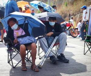 Los paramédicos tuvieron que llegar hasta la salida al norte de la capital para poder brindar atención a los pacientes renales quienes estaban en plena protesta cuando los malestares los aquejaron.