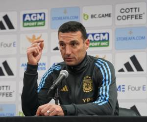 Lionel Scaloni fue y le dio dos abrazos a Claudio Vivas, director de selecciones nacionales en Costa Rica.