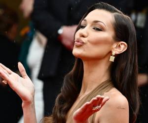 En la alfombra roja de Cannes 2024, Bella Hadid revive la tendencia de los vestidos transparentes con un look atrevido.