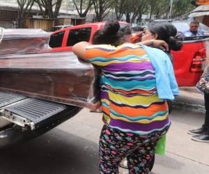 Los familiares de los dos jovencitos llegaron a la morgue del Ministerio Público (MP) para realizar el retiro de los cuerpos.