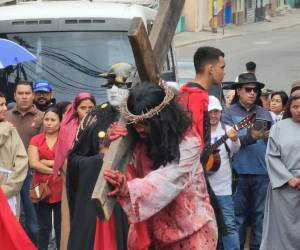 Un sacrificio que no puede olvidarse: iglesia El Calvario hace su Vía Crucis