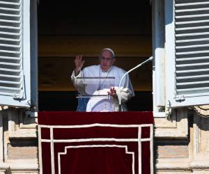El Papa Francisco saluda desde la ventana del palacio apostólico.