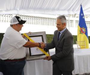 La pasión por el fútbol es algo que siempre ha caracterizado al alcalde de la ciudad de “Buen Corazón”. Ayer sostuvo una ceremonia en la que galardonó al señor Reinaldo Rueda.