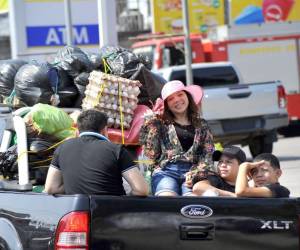 Cientos de personas han comenzado a salir de Tegucigalpa, la capital de Honduras, para desplazarse hacia los lugares donde planean relajarse durante la Semana Santa, mientras que las instituciones que integran la Comisión Nacional de Prevención de Movilizaciones Masivas (Conapremm), ya se ubican en las principales carreteras. La cámara de EL HERALDO le muestra cómo es el ambiente en el inicio de las vacaciones de verano.