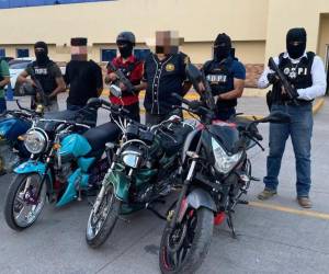 Dos hombres identificados como “Gamey” y “Guazón” fueron detenidos en la colonia Fuerzas Unidas. Horas más tarde, se detuvo a un tercer individuo que pretendía vener una moto usada.