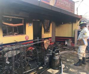 Los bomberos llegaron al lugar para sofocar las llamas. Hasta el momento solo se reportan pérdidas materiales.