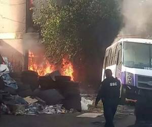 La aeronave cayó en un terreno donde se guardan buses de transporte público y vehículos de carga.