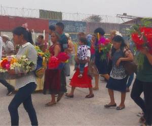 Los 31 días de mayo la Virgen María recibe flores frescas producidas en el municipio.